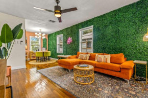 Sunny Citrus Escape Min to Midtown & Dog-Friendly